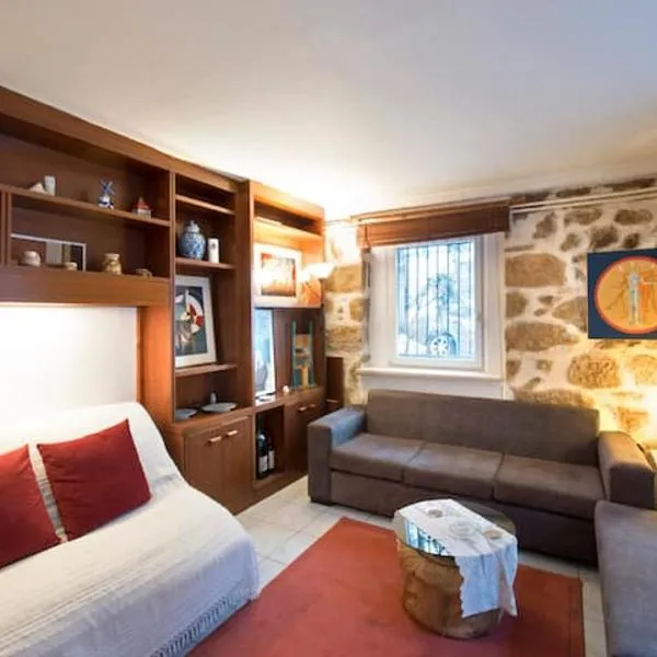 Charming Stone house, 500 meters to Acropolis, отель в Афинах
