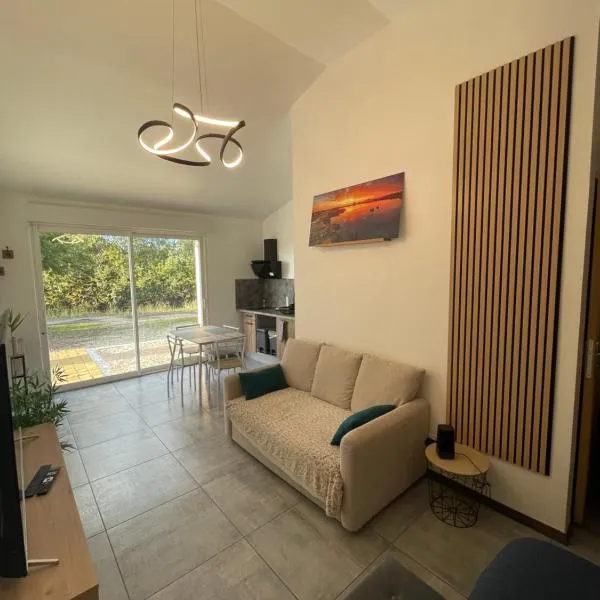 Maison avec grand espace en hauteur、Saint-Georges-des-Côteauxのホテル