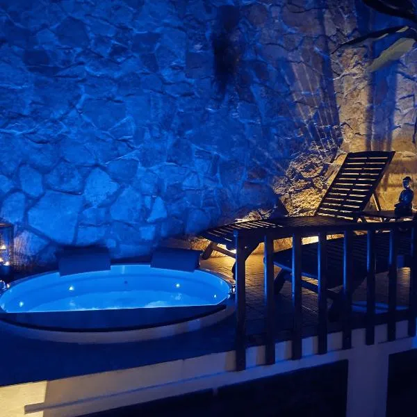 SPA SUITE SICILIA - Intera casa con spa privata Jacuzzi Sauna Bagno di Vapore ad uso illimitato, hotel en Rosolini