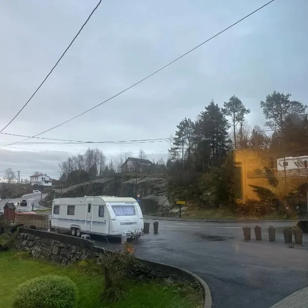 Aurora Caravan Near Bergen - NO shower, hotel di Strusshamn