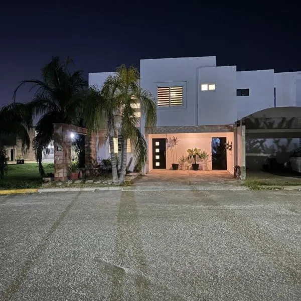 Casa completa y equipada 4 habitaciones 6 camas asador y juguetes para niños A 10 minutos de parques industriales, clínicas 71 y 16 del IMSS y del ISSSTE juegos Arcade, hotel in Torreón