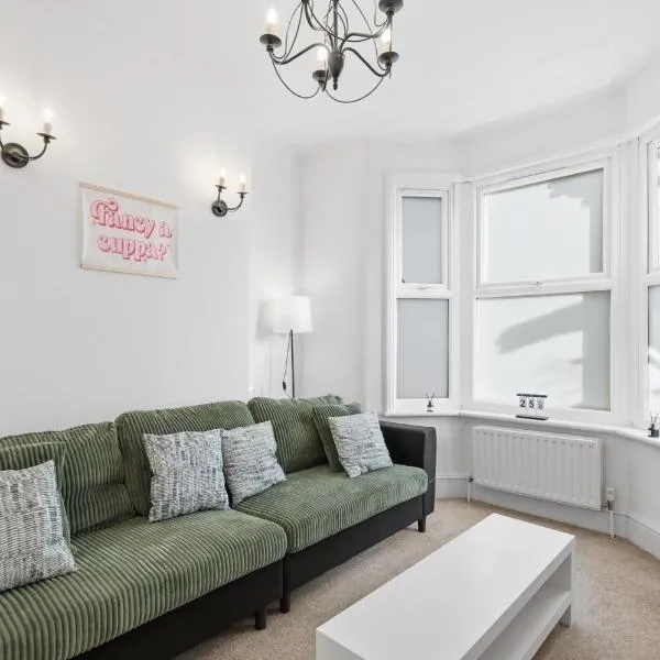 Family-Friendly 3-Bed Home, Sleeps 6, Quiet Area and Parking, hotel in Elmers End