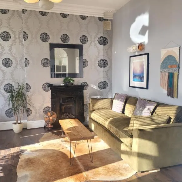 Warwick Place Serviced Apartment، فندق في ليمينغتون سبا