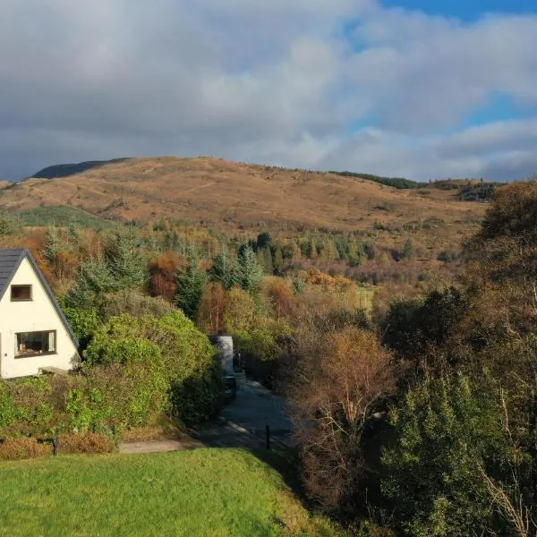 1 Bedroom Cabin with Mountain & Loch Views - Quiet Location between Glencoe & Ben Nevis, hotel v destinácii Corran