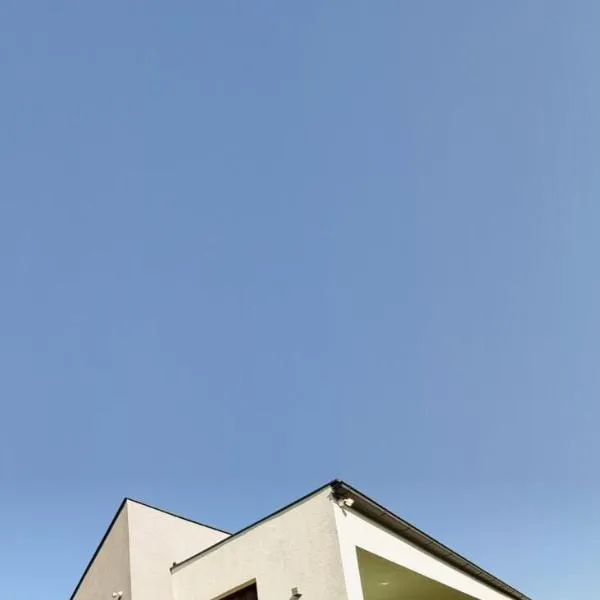 LuxHome by Lake Neusiedl with Jakuzzi, hotel in Fertőszentmiklós