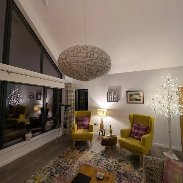 Modern and Dog Friendly Holiday Home with Sea Loch Views, hotel en Breaclete