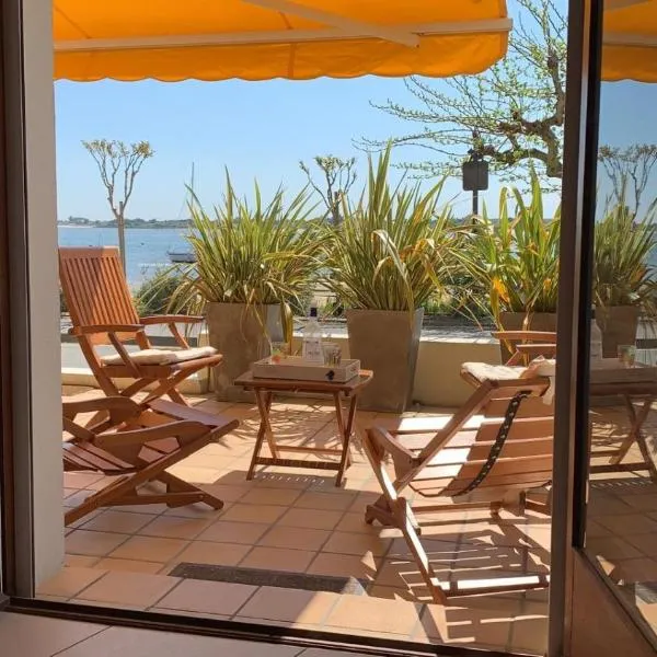 ARCACHON APPARTEMENT FACE PLAGE 5 pers Wi-Fi Parking Linge de maison gratuit 1chambre parentale 1cabine lits superposés 1 canapé lit, Hotel in Arcachon