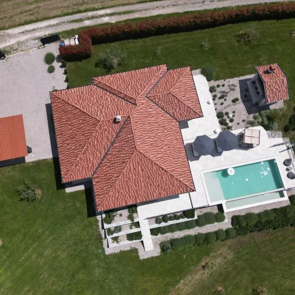 Villa Green Forest with wellness and heated salty pool, hotel in Hum