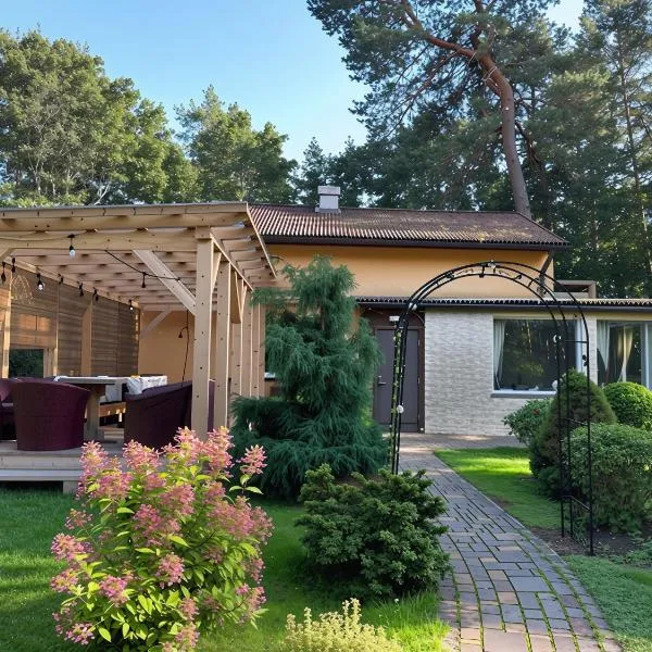 House By The Sea With Hot Tub, hotel di Rīga