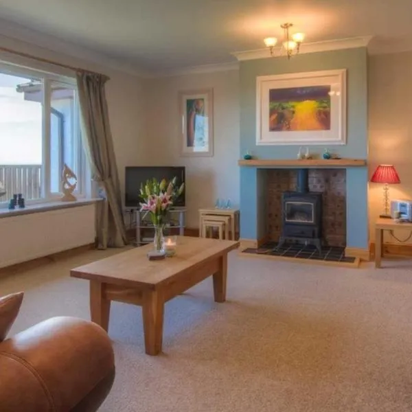 Spacious holiday home with stunning sea views, Hotel in Whiting Bay