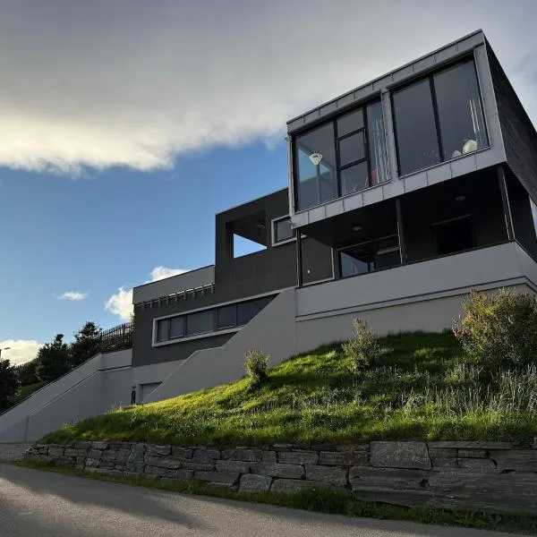 New apartment with a nice view near the city-center, hotel en Tromsø