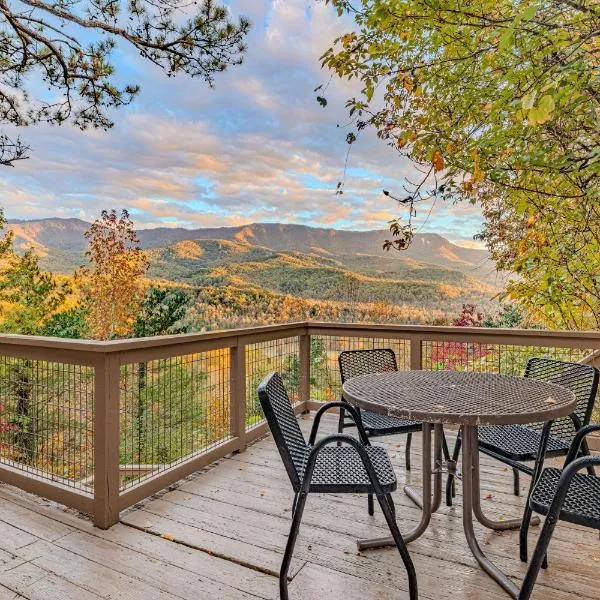 Heavenly View, Hot Tub, 3 King Beds, Pool Table, hotel din Gatlinburg