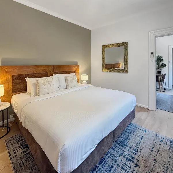 Cute 1 bedroom with sunny courtyard garden, hotel v destinaci Sydney