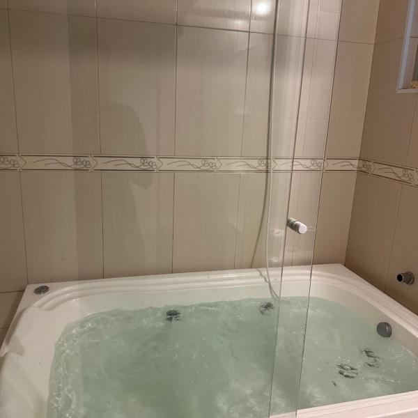 Apartamento Praia da Enseada - hidromassagem, ar condicionado sala e quartos e wifi