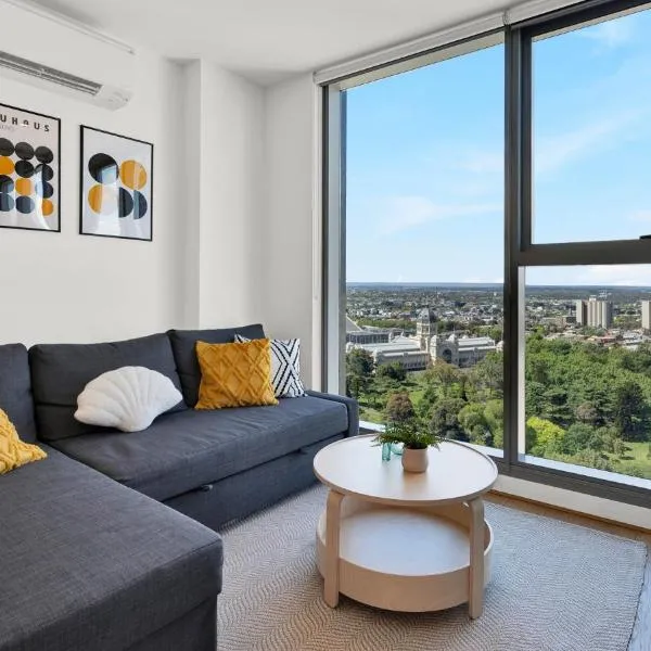 Marvellous Views - Bright & Spacious CBD Escape - Free Tram, hotell i Melbourne