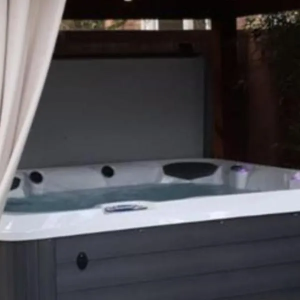 SEAS THE DAY house hot tub pet friendly bbq location location location, hotel di Gibsons