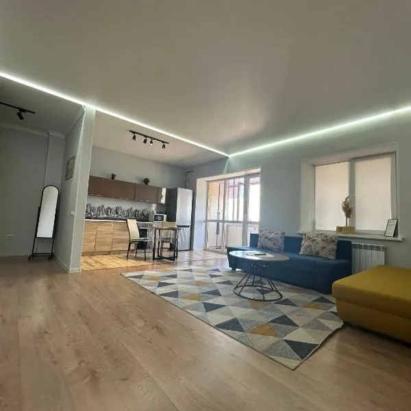 Уютная и комфортная 3х комнатная в новом центре, hotel in Uralsk