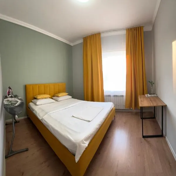 Уютная и комфортная 3х комнатная квартира со всеми условиями, hotel in Uralsk