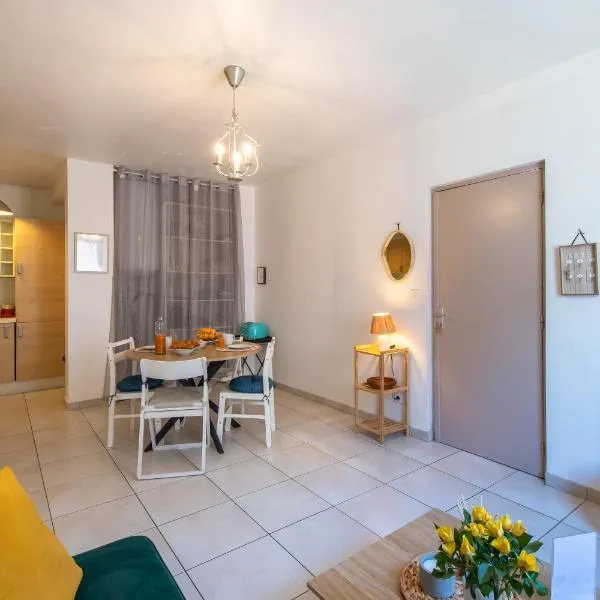 Le Faubourg National Climatisé Parking gratuit Wifi, hotel di Aigues-Mortes