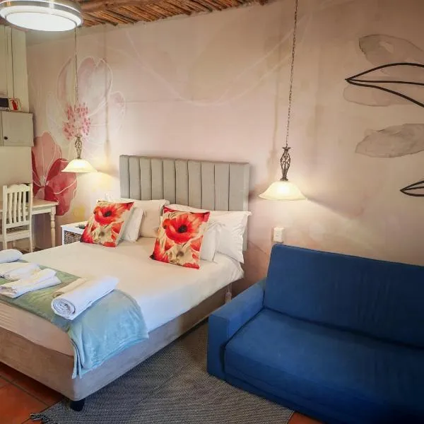 Villa ChoCoLatt Guest House and Porta Taverna Restaurant, hotel in Porterville