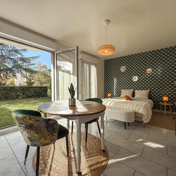 Studio avec jardin et parking, hotel in Chartres