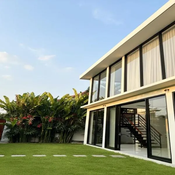 Luxury 3BR Villa Noeul With Private Pool 5min To Seminyak Beach, hotel v destinaci Seminyak