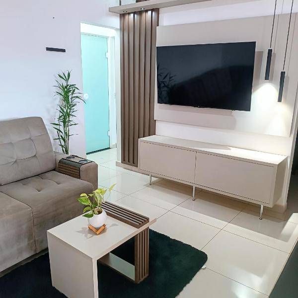 Casa Completa Independente em Bairro Tranquilo, com Estacionamento Interno e 2 Quartos
