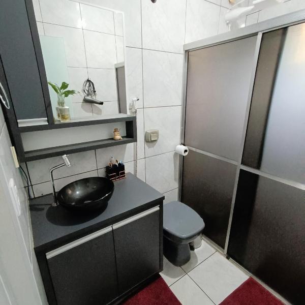 Casa Completa Independente em Bairro Tranquilo, com Estacionamento Interno e 2 Quartos - Foto 3