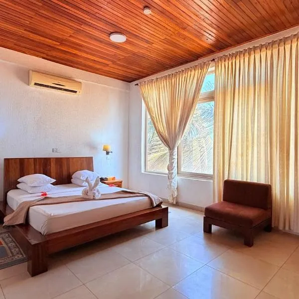 Coconut Grove Beach Resort, hotel v destinaci Elmina