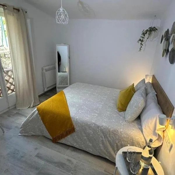 Habitación Roca Foradada en Casa Camí de les Aigües Monistrol de Montserrat, hôtel à Monistrol de Montserrat