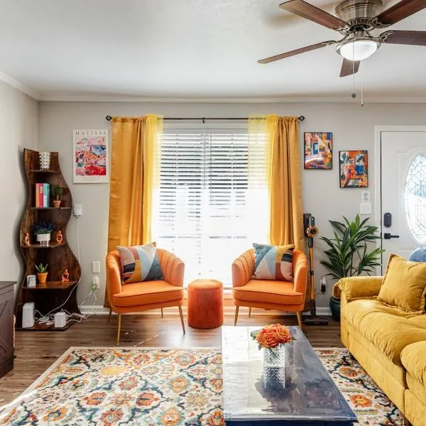 Colorful & Cozy 2 Bedroom in Columbus, hotel in Columbus
