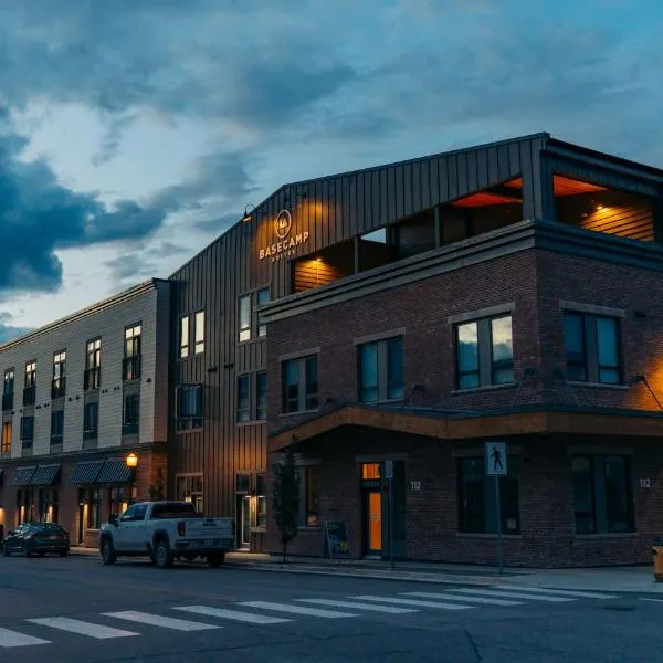 Basecamp Suites Revelstoke, hotel di Revelstoke