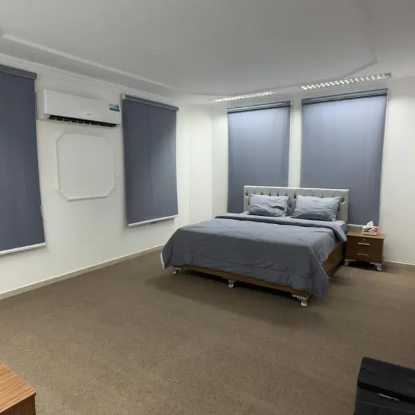 Luxury Rooms in Al Mouj Street - Excellent Location غرف فندقية راقية في شارع الموج - موقع مميز，位于Mawāliḩ的酒店