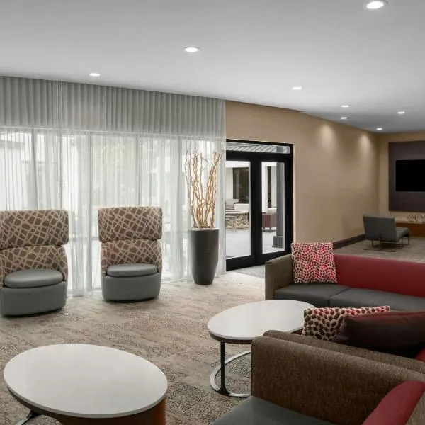 Courtyard Charlotte Airport North, hotel in Charlotte