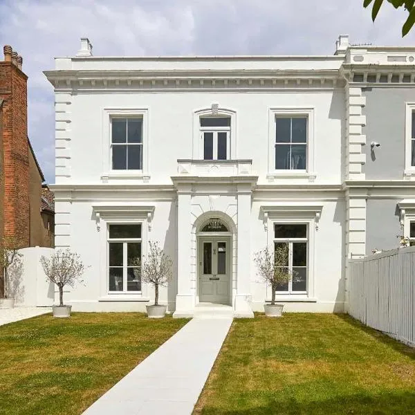 Willow House, Georgian Property in Shepperton, Double-Bed with Living Room, Bathroom and Utility Room available, ξενοδοχείο σε Shepperton