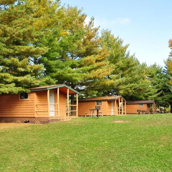 Plymouth Rock Camping Resort One-Bedroom Cabin 6, hotel in Glenbeulah