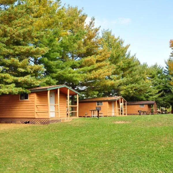 Plymouth Rock Camping Resort One-Bedroom Cabin 6, hotel di Elkhart Lake