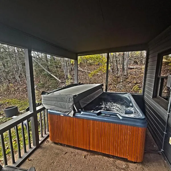 Private Hot tub new 2 Bedroom Home in Catskills, hotel v mestu Elka Park