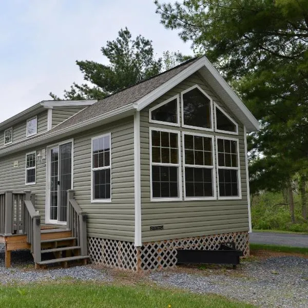 Hershey Camping Resort Loft Park Model 7, hotel in Annville