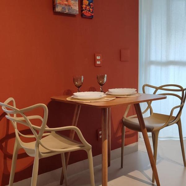 Apê no Setor Bueno, 2 quartos climatizados e garagem, localização excelente!