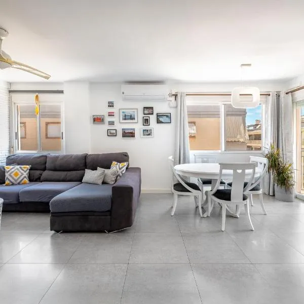 Amplio Canet, hôtel à Canet d'En Berenguer