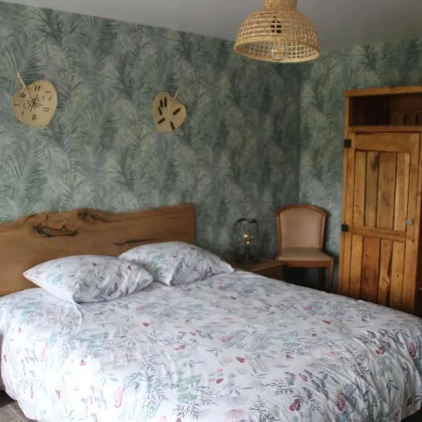 Gîte le Corbeau, hotel in Girondelle