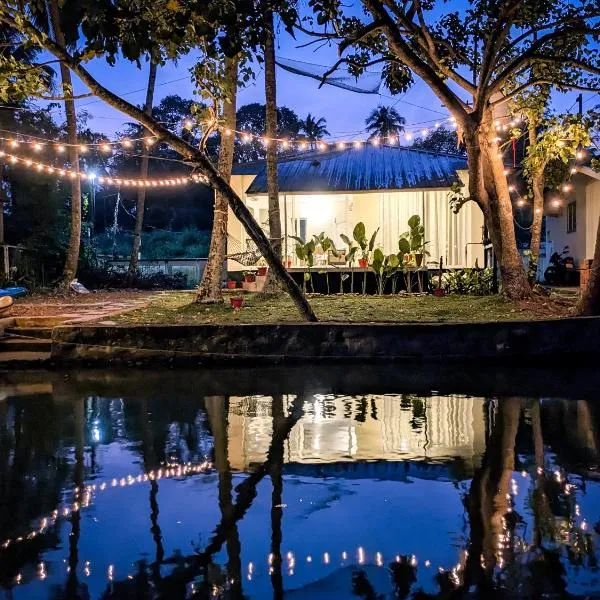 Lakefront 1 BR Cabin with Lake access & Hammock, hotel din Kollam