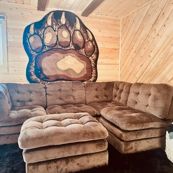 Big Lake Alaska Cozy Cub Cabin with Private Hot Tub & Sauna, hotel en Big Lake
