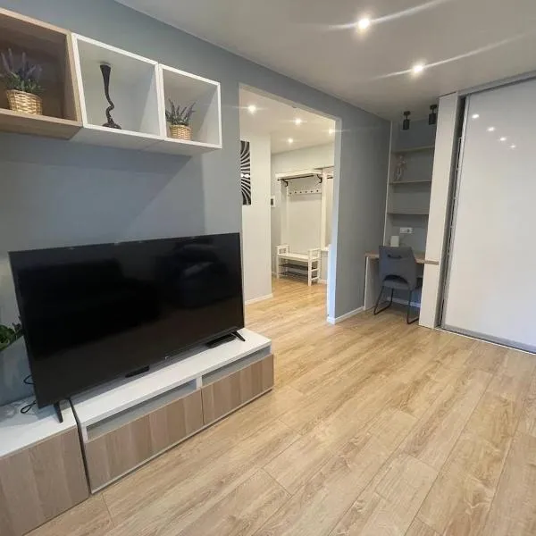 Modern 1BR Haven near Two Parks, hotel a Riga