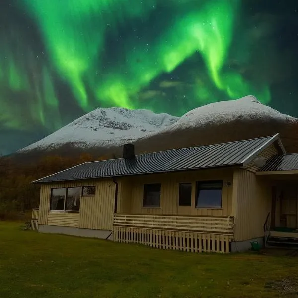 Charming house in scenic surroundings, хотел в Тромсьо