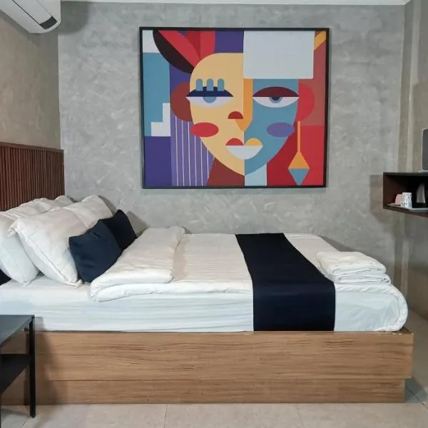 Townhouse Oak Grey Hotel Near Clark International Airport, hotel in Pampang