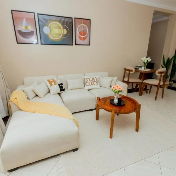 Modern Cozy Haven with balcony views in Kiwatule Ntinda, hótel í Kampala