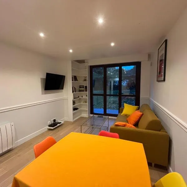 Suresnes 3 cozy rooms refurbished and parking!, ξενοδοχείο σε Suresnes