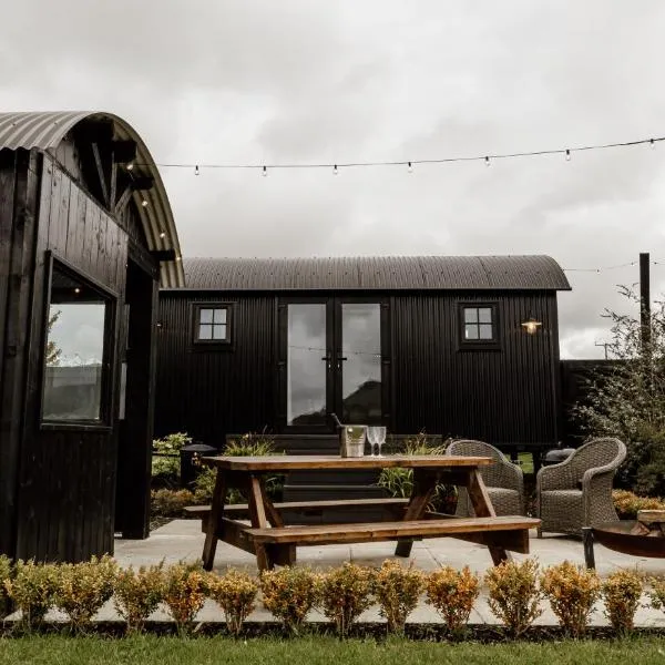 Shepherds Huts at Ballyness Farm, hotel in Dungiven